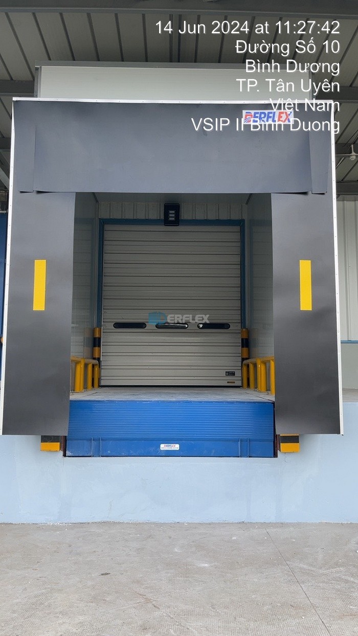 Ảnh thi công Bộ Trùm Túi Khí Bạt Che - Dock Shelter | Cửa Cuốn Derflex Ảnh thi công Bộ Trùm Túi Khí Bạt Che - Dock Shelter | Cửa Cuốn Derflex