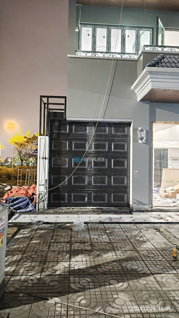Ảnh thí công Cửa cuốn gara cao cấp derflex Ảnh thí công Cửa cuốn gara cao cấp derflex